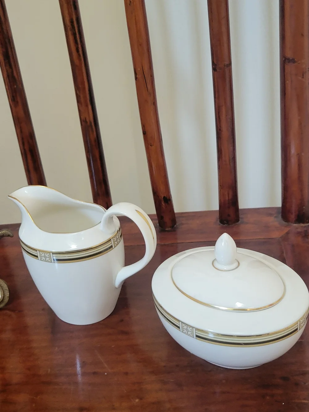 Royal Doulton New Romance Collection 'Coronado' Creamer and Covered Sugar Bowl